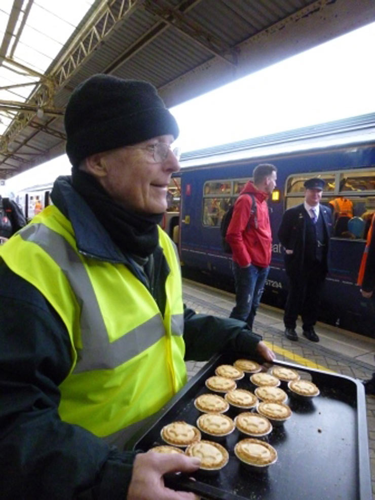 Andrew-giving-out-mince-pies2